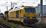 DB Bahnbau Gruppe GmbH, Berlin [D] mit ihrer Vectron Dual Mode Light Lok  249 051  [NVR-Nummer: 90 80 2249 051-4 D-DBBBG] und der Schotterplaniermaschine Deutsche Plasser SSP 110 SW  SSP 304  ( D-DB 99 80 9425 067-2 ) am Haken am 14.10.26 H�he Bahnhof Magdeburg Neustadt.
