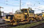 DB Bahnbau Gruppe GmbH, Berlin [D] mit ihrer Schotterplaniermaschine Deutsche Plasser SSP 110 SW  SSP 304  ( D-DB 99 80 9425 067-2 ) am Haken von Vectron Dual Mode Light Lok  249 051  [NVR-Nummer: 90 80 2249 051-4 D-DBBBG] am 14.10.26 H�he Bahnhof Magdeburg Neustadt.