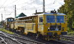DB Bahnbau Gruppe GmbH, Berlin [D] mit ihrer Zweischwellenstopfmaschine Plasser & Theurer 09-32 CSM  GSM 731 , Name:  Ghosttrain  ( D-DB  99 80 9436 002-2 ) + P&T SSP 110 SW  SSP 110 D  ( D-DB 99 80 9125 017-0 ) am Haken am 14.10.26 H�he Bahnhof Magdeburg Neustadt.