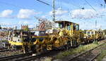 DB Bahnbau Gruppe GmbH, Berlin [D] mit ihrer P&T SSP 110 SW  SSP 110 D  ( D-DB 99 80 9125 017-0 ) am Haken von der Zweischwellenstopfmaschine Plasser & Theurer 09-32 CSM  GSM 731 , Name:  Ghosttrain  ( D-DB  99 80 9436 002-2 )  am 14.10.26 H�he Bahnhof Magdeburg Neustadt.