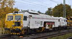 Eiffage Infra-Rail GmbH mit der Dreischwellenstopfmaschine 09-3X (Stopfexpress) ( 99 80 9121 001-8 D-ERD ) + der Universalschotterverteil- und Planiermaschine vom Typ USP 2000 C2-2 ( S-ERD 99 80 9125 010-5 ) am 29.10.26 H�he Bahnhof Magdeburg Neustadt.