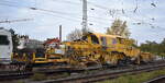 Eiffage Infra-Rail GmbH mit der Universalschotterverteil- und Planiermaschine vom Typ USP 2000 C2-2 ( S-ERD 99 80 9125 010-5 ) am Haken der Dreischwellenstopfmaschine 09-3X (Stopfexpress) ( 99 80 9121 001-8 D-ERD ) am 29.10.26 H�he Bahnhof Magdeburg Neustadt.