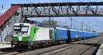 Salzburger Eisenbahn Transport Logistik GmbH, Salzburg [A] mit der geleasten ELL Vectron Dual Lok  248 016  [NVR-Nummer: 90 80 2248 016-8 D-ELOC] und einem Holzhackschnitzel-Transportzug Richtung