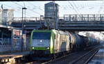 kesselwagenzuege-brennstoffe-chemie-lebensmittel-ua/904269/itl---eisenbahngesellschaft-mbh-dresden-d ITL - Eisenbahngesellschaft mbH, Dresden [D]  mit ihrer '185 533-7' [NVR-Nummer: 91 80 6185 533-7 D-ITL] und einem Kesselwagenzug (leer) Richtung Stendell am 17.12.25 Durchfahrt Bahnhof Berlin-Hohenschönhausen.