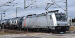 ITL - Eisenbahngesellschaft mbH, Dresden [D] mit der geleasten Akiem Lok  185 579-0  [NVR-Nummer: 91 80 6185 579-0 D-AKIEM] und einem Kesselwagenzug am 24.02.26 Höhe Bahnübergang Rodleben.