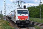 RheinCargo GmbH & Co. KG, Neuss [D] mit ihrer  185 349  [NVR-Nummer: 91 80 6185 349-8 D-RHC] und einem Ganzzug Druckgaskesselwagen am 01.06.26 H�he Bahnhof Br�ck (Mark).