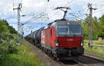 �BB-Produktion GmbH, Wien [A] mit ihrer Vectron  1293 100  [NVR-Nummer: 91 81 1293 100-4 A-�BB] und einem Kesselwagenzug am 10.06.26 Durchfahrt Bahnhof Berlin-Hohensch�nhausen.