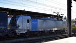 TX Logistik AG, Troisdorf [D] mit der geleasten Railpoll Vectron  6193 130  [NVR-Nummer: 91 80 6193 130-2 D-Rpool] und einem KLV-Zug am 06.03.25 Durchfahrt Bahnhof Stendal Hbf.