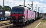 LAUDE SMART INTERMODAL S.A., Toruń [PL] mit ihrer Vectron  5370 034-8  [NVR-Nummer: 91 51 5370 034-8 PL-LAU] mit einem Gannzug firmeneigener Containertragwagen mit Wechselbehältern mit Plane abgedeckt (ob damit eventl. Coils transportiert werden?) am 30.07.25 Durchfahrt Bahnhof Ruhland.