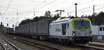 ITL - Eisenbahngesellschaft mbH, Dresden [D] mit ihrer Vectron Dual Lok  248 031-7  [NVR-Nummer: 90 80 2248 031-7 D-ITL] und KLV-Zug am 20.10.25 Höhe Bahnhof Elsterwerda.