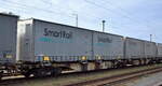 Gelenk-Containertragwagen mit LKW-Wechselbrücken im Transport-Auftrag von Captrain/ITL beladen vom Einsteller VTG Schweiz GmbH mit der Nr. 33 RIV 68 D-AAEC 4953 903-4 Sggmrs in einem Ganzzug am 20.10.25 Höhe Bahnhof Elsterwerda.