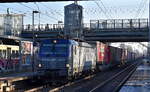 klv-zuege-lkw-trailer-wechselbruecken-container-ua/904270/pkp-cargo-sa-warszawa-pl-mit PKP CARGO S.A., Warszawa [PL] mit ihrer Vectron 'EU46-501' [NVR-Nummer: 91 51 5370 013-2 PL-PKPC] und einem KLV-Zug am 17.12.25 Durchfahrt Bahnhof Berlin-Hohenschönhausen.