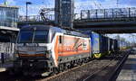 LOKORAIL, a.s., Bratislava [SK] mit der geleasten RSL - Rolling Stock Lease s.r.o Vectron  383 218-5 [NVR-Nummer: 91 56 6383 218-5 SK-RAILL] und KLV-Zug Richtung Rostock-Seehafen am 26.03.26