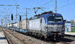 PKP CARGO S.A., Warszawa [PL] mit ihrer Vectron  EU46-501  [NVR-Nummer: 91 51 5370 013-2 PL-PKPC] und einem KLV-Zug am 21.04.25 Höhe Bahnhof Rodleben.