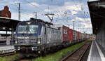 PKP CARGO S.A., Warszawa [PL]  mit ihrer Vectron  EU46-516  [NVR-Nummer: 91 51 5370 029-8 PL-PKPC] und einem KLV-Zug am 20.08.26 H�he Bahnhof Stendal Hbf.