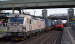 LOKORAIL, a.s., Bratislava [SK] mit der geleasten SPaP - Slovensk� plavba a pr�stavy a.s. Vectron  '383 214-4'  [NVR-Nummer: 91 56 6383 214-4 SK-LRL] und KLV-Zug Richtung Rostock-Seehafen am 26.09.26 Durchfahrt Bahnhof Berlin-Hohensch�nhausen.