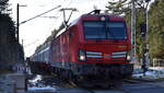 DB Cargo AG, Mainz [D] mit ihrer  193 394  [NVR-Nummer: 91 80 6193 394-4 D-DB] und einem Ganzzug innofreight Schüttgutbehälter für Kalkstein Richtung EKO Ziltendorf am 22.02.25 Höhe Bahnhof Jänschwalde Ost.