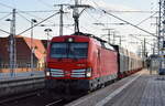 DB Cargo AG, Mainz mit ihrer  193 373  [NVR-Nummer: 91 80 6193 373-8 D-DB] und einem innofreigt Schüttgut-Containerzug für Kohle Richtung Ziltendorf EKO am 19.06.25 Durchfahrt Bahnhof