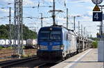 ČD Cargo a.s., Praha [CZ] mit ihrer Vectron  383 016-3  [NVR-Nummer: 91 54 7383 016-3 CZ-CDC] und einem PKW-Transportzug am 19.06.25 Durchfahrt Bahnhof Ruhland.
