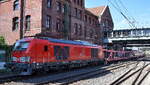 DB Cargo AG, Mainz [D] mit ihrer Vectron Dual Mode Light   249 020  [NVR-Nummer: 90 80 2249 020-9 D-DB] und einem langen Zug PKW-Transportzug (vorne leer) am 03.08.26 H�he Bahnhof Hamburg-Harburg.