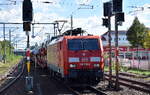 DB Cargo AG, Mainz [D] mit ihrer  189 016-9  [NVR-Nummer: 91 80 6189 016-9 D-DB] und einem Nutzfahrzeug-Transportzug (VW-Modelle aus polnischer Produktion) am 22.09.26 H�he Bahnhof F�rstenwalde (Spree).