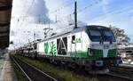 Steiermarkbahn Transport und Logistik GmbH mit ihrer Vectron Dual Lok  3193 910  [NVR-Nummer: 90 81 3193 910-4 A-STBAT] und einem PKW-Transportzug (chinesische E-SUV u.a.) Richtung Falkenberg Elster am 14.10.26 H�he Bahnhof Magdeburg Neustadt.