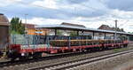 Zwei Drehgestell-Flachwagen vom Einsteller Rail Cargo Wagon - Austria AG kurzgekuppelt mit Langschienen beladen mit ungarischer Registrierung, der vordere Wagen trägt die Nummer 31 RIV 55 H-RCW