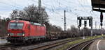 DB Cargo AG, Mainz [D] mit ihrer  193 371  [NVR-Nummer: 91 80 6193 371-2 D-DB] und einem Langschienen-Transportzug am 03.12.25 Höhe Bahnhof Magdeburg Neustadt.