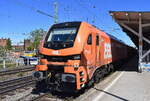 BBL Logistik GmbH, Hannover [D] mit der geleasten ELP Eurodual Lok  BBL 31 / 2159 247-6 , Name:  Hersbruck  [NVR-Nummer: 90 80 2159 247-6 D-ELP] und einem Schotterzug am 28.04.26 Durchfahrt Bahnhof