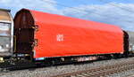 Flachwagen mit zwei Radsätzen und öffnungsfähigem Planendach der DB Cargo für nässeempfindliche Güter verschiedener Art mit der Nr.