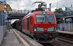 DB Cargo AG, Mainz [D] mit ihrer Vectron Dual Mode Light Lok   249 066  [NVR-Nummer: 90 80 2249 066-2 D-DB] und einem Transportzug Schiebewandwagen Richtung Industrie�bergabe Berlin Nordost am 10.06.26 Durchfahrt Bahnhof Berlin-Hohensch�nhausen.
