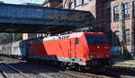 Akiem Leasinglok  185 587-3  [NVR-Nummer: 91 80 6185 587-3 D-AKIEM], aktueller Leasingnehmer? mit einem Ganzzug Schiebewandwagen Richtung Hamburger Hafen am 27.08.26 H�he Bahnhof Hamburg-Harburg.