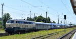 RailAdventure GmbH, München mit der angemieteten Railsystems RP Lok,Name:  Betty Boom   218 469-5  (NVR:  92 80 1218 469-5 D-RPRS ) und zwei fabrikneuen sechsteiligen Desiro HC für die israelische Israel Railways am Haken am 20.06.25 Höhe Bahnhof Stendal Hbf.