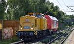 DB InfraGO AG, Frankfurt (Main), Fahrzeugnutzer DB Netz Instandhaltung mit ihrer  203 313-2  [NVR-Nummer: 92 80 1203 313-2 D-DBMP] und einem DB Netz Notfalltechnik Hilfszug-Wagen am Haken am 07.08.25 Höhe S-Bahnhof Dedensen/​Gümmer.
