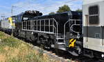 Die Kennung 90 80 1120 002-4 (oder 1120 002-4) ist eine Europ�ische Fahrzeugnummer (NVR) f�r eine Vossloh Modula BDD Zweimodus-Lokomotive, die in Deutschland eingesetzt wird Diese spezielle vierachsige G�terzuglokomotive wurde in China gebaut, nach Deutschland zum G�terbahnbetreiber VRS verschifft und wird h�ufig f�r Rangier- und Hauptstreckeneins�tze eingesetzt. Hier die Lok am Haken von der RailAdventure GmbH mit der geleasten BRECE Dispo Vectron  X4 E - 795  bei einer �berf�hrungsfahrt am 16.06.26 Durchfahrt Bahnhof Lutherstadt Wittenberg Hbf.
