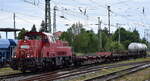 DB Cargo AG, Mainz [D] mit ihrer Voith Gravita 10 BB  261 016-0  (NVR:  92 80 1261 016-0 D-DB ) und einigen Güterwagen am 27.05.25 Höhe Bahnhof Stendal Hbf.
