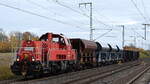 DB Cargo AG, Mainz [D] mit ihrer Voith Gravita 10 BB  261 082-2  (NVR:  92 80 1261 082-2 D-DB ) und einigen Güterwagen (Übergabeverkehr) am 04.11.25 Höhe Bahnhof Rodleben.)