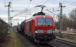 DB Cargo AG, Mainz [D] mit ihrer Vectron Dual Mode Light  249 018  [NVR-Nummer: 90 80 2249 018-3 D-DB] mit drei Güterwagen am Haken am 19.12.25 Durchfahrt Bahnhof Berlin-Hohenschönhausen.