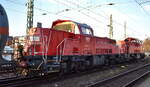 DB Cargo AG, Mainz [D] mit ihren Voith Gravita 10 BB  261 082-2  (NVR:  92 80 1261 082-2 D-DB ) +  261 063-2  (NVR:  92 80 1261 063-2 D-DB ) und einer Reihe Güterwagen zur Übergabe am