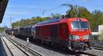 DB Cargo AG, Mainz [D] mit ihrer Vectron Dual Mode Light  249 017  [NVR-Nummer: 90 80 2249 017-5 D-DB] und einem Übergabezug Schiebewandwagen am 30.04.26 Höhe Berlin-Buch.