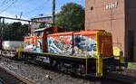 SunRail GmbH, Bruchhausen-Vilsen untervermietet an  METRANS Rail (Deutschland) GmbH mit der  295 022-8  (NVR:  98 80 3295 022-8 D-MTRD ) mit der  Zeichnung zum 80. Geburtstag von Udo Lindenberg nit einem �bergabe-Containerzug Richtung Hamburger Hafen am 03.08.26 H�he Bahnhof Hamburg-Harburg, Viele Gr��e an den Tf. !!!