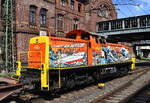 SunRail GmbH, Bruchhausen-Vilsen untervermietet an  METRANS Rail (Deutschland) GmbH mit der  295 022-8  (NVR:  98 80 3295 022-8 D-MTRD ) mit der  Zeichnung zum 80. Geburtstag von Udo Lindenberg nit einem �bergabe-Containerzug Richtung Hamburger Hafen am 03.08.26 H�he Bahnhof Hamburg-Harburg, Viele Gr��e an den Tf. !!!