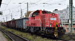 DB Cargo AG, Mainz [D] mit ihrer Voith Gravita 10 BB Lok  261 093-9  (NVR:  92 80 1261 093-9 D-DB ) und mehreren Hochbordwagen mit Metallschrott m�glicherweise Richtung Brandenburg (Stadt) am 29.10.26 H�he Bahnhof Magdeburg Neustadt.