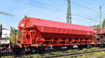 Die Wagengattung Tads-z 957.6 bezeichnet einen vierachsigen, gedeckten Sch�ttgutwagen mit Schwenkdach und dosierbarer Schwerkraftentladung der Deutschen Bahn (DB Cargo). Diese Spezialwagen dienen prim�r dem Transport von witterungsempfindlichen, trockenen Sch�ttg�tern wie Kalk, D�ngemitteln, Gips oder Salzen, hier der WAgen mit der Nr. 31 RIV 80 D-DB 0819 890-1 Tads-z 957.6 in einem Ganzzug am 28.09.26 H�he Bahnhof Magdeburg Neustadt.