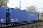 Großräumiger Schiebewandwagen vom Einsteller TOUAX RAIL Ltd. mit der Nr. 47 80 D-TOUAX 2464 293-4 Hbbi(ll)ns am 19.10.17 Berlin-Hirschgarten.