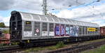 Großräumiger Drehgestell-Schiebewandwagen vom Einsteller Transwaggon GmbH mit der Nr. 33 TEN 80 D-TWA 2743 749-4 Habbiins 18 (GE) in einem gemischten Güterzug am 23.09.25 Höhe Bahnhof Magdeburg-Neustadt.
