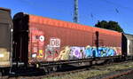 Güterwagen der DB Cargo mit zwei Radsätzen, zweiteiligen Schiebewänden mit Planenbespannung und mit einer verriegelbaren Trennwand und ist für die Beförderung von
