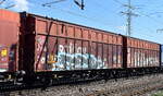 Großräumiger Schiebewandwagen mit zwei Radsätzen, zweiteiligen Aluminium-Schiebewänden und mit einer verriegelbaren Trennwand der DB Cargo mit der Nr.