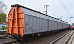 Zwei großräumige Drehgestell-Schiebewandwagen der hvle (meist als Schutzwagen für Überführungen von Bahnfahrzeugen im Einsatz), im Bild der Wagen mit der Nr. 83 80 D-HVLE 2848 227-4 Habiis 9 am 27.04.26 Höhe Bahnhof Golm. 