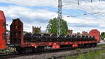 Drehgestell-Flachwagen mit vier Radsätzen, mit Rungen und Stirnwandklappen, ohne Seitenwandklappen der DB Cargo mit der Nr.